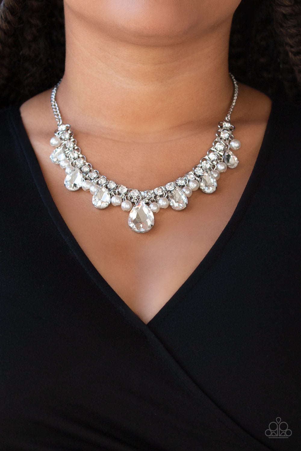 Knock out queen white necklace