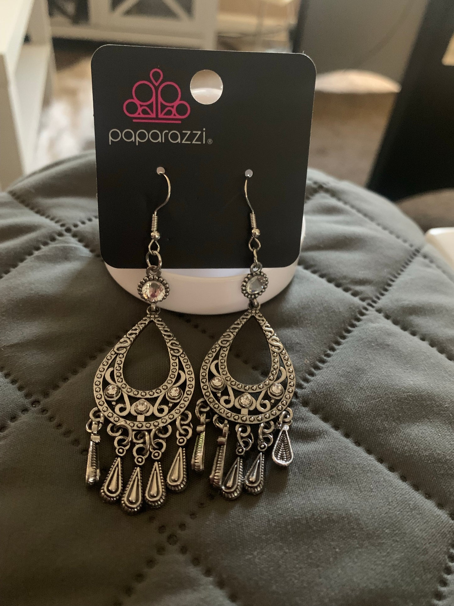 Paparazzi Earrings viva la Diva white