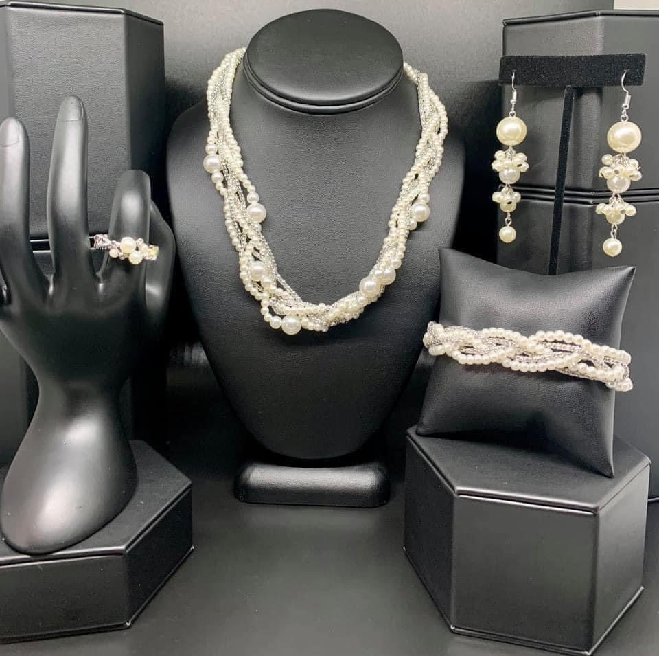 4pc set color white It comes with necklace, earrings, bracelet and ring