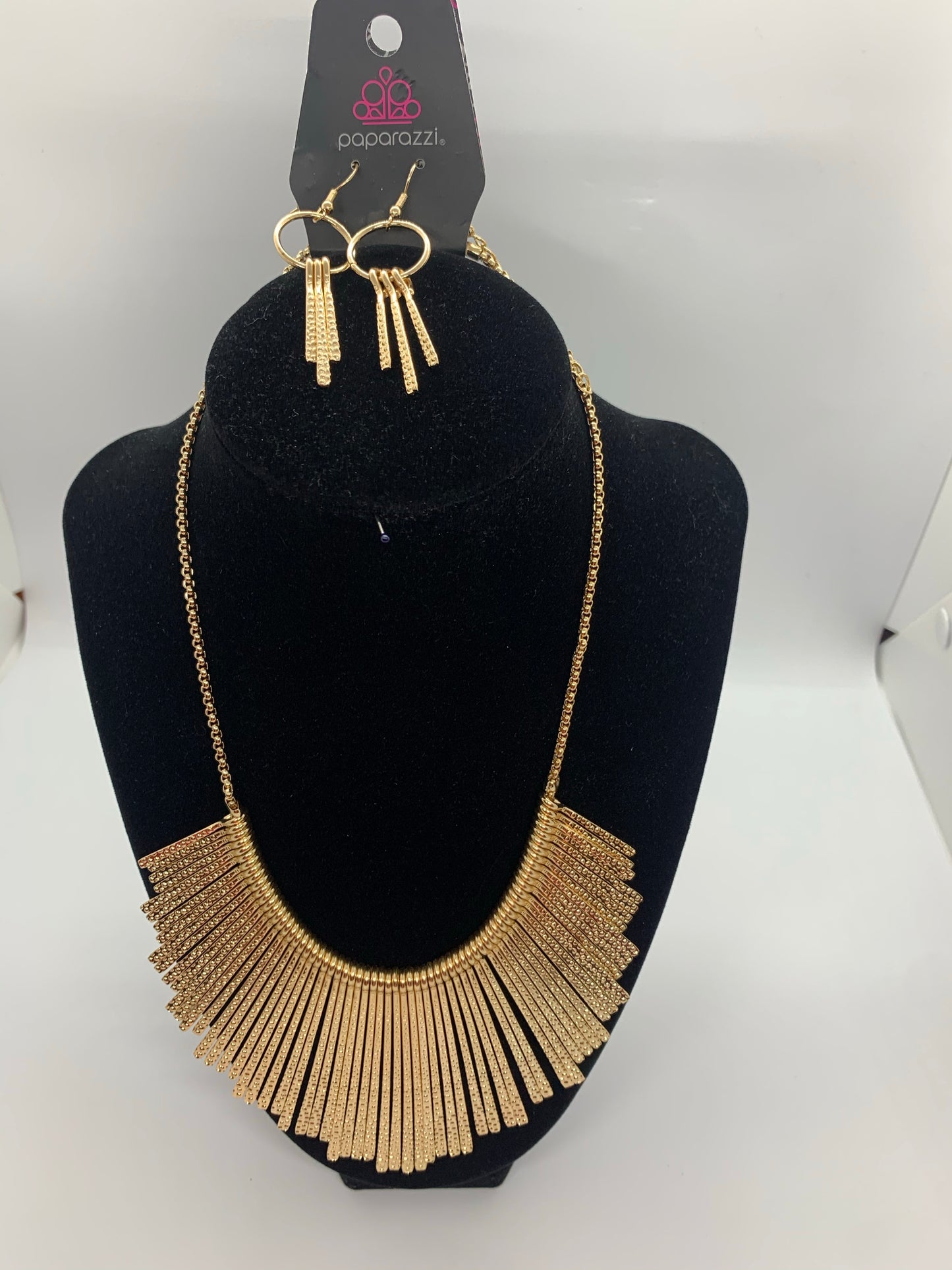 Metallic mane Necklace set color Gold