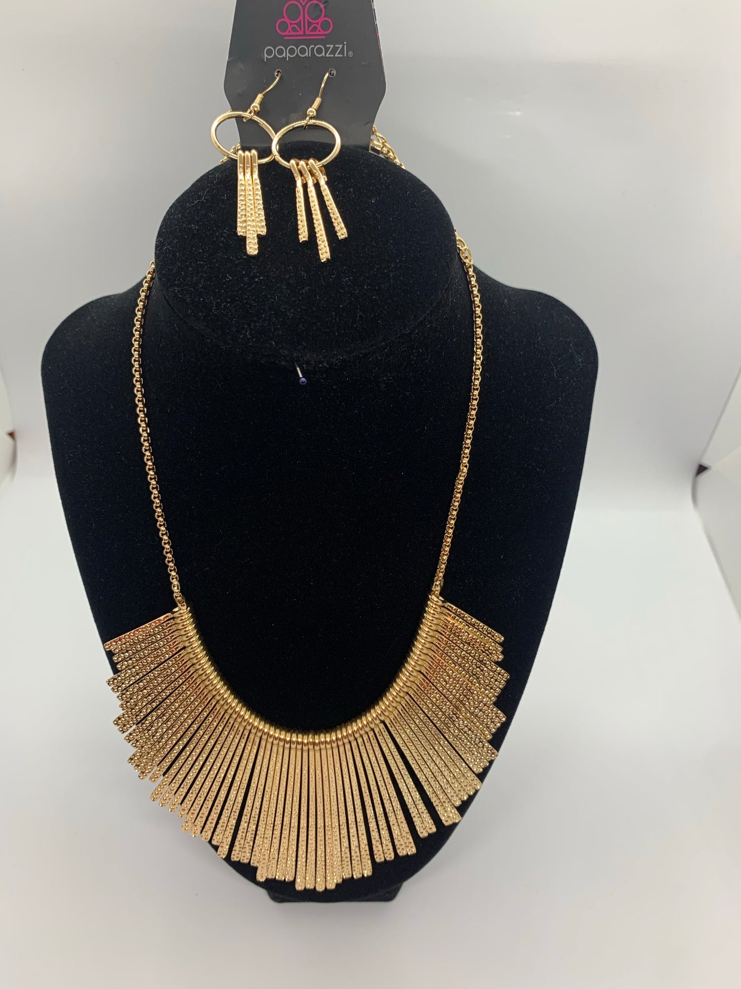 Metallic mane Necklace set color Gold