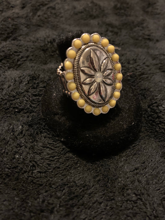 Ladies ring color yellow