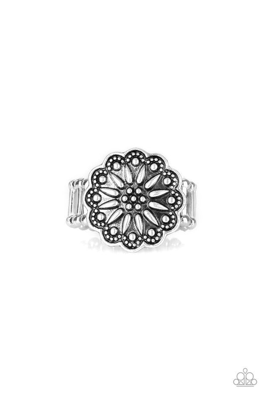 Ring color silver flower shaped