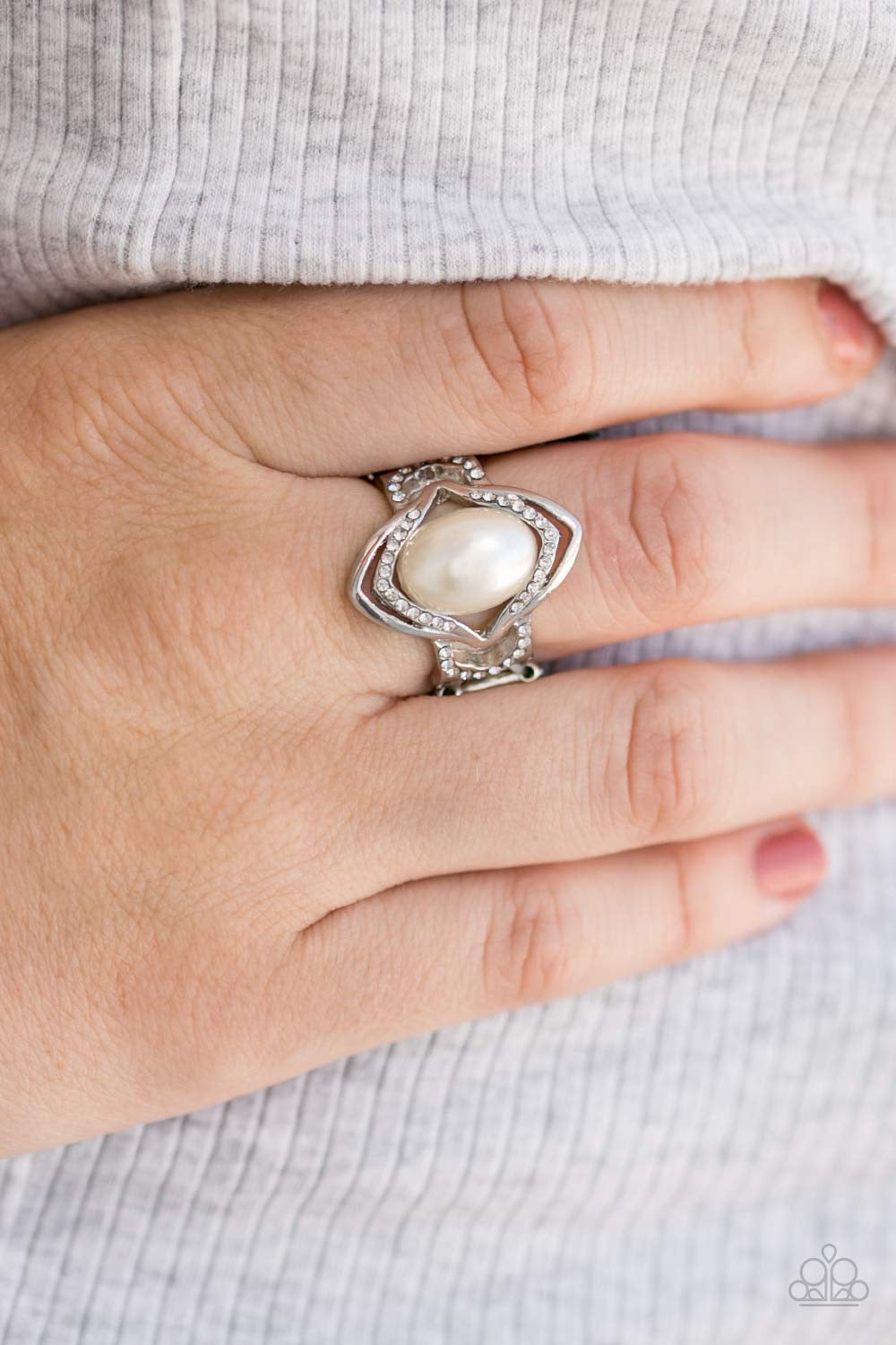 Ladies ring color silver with a white pearl