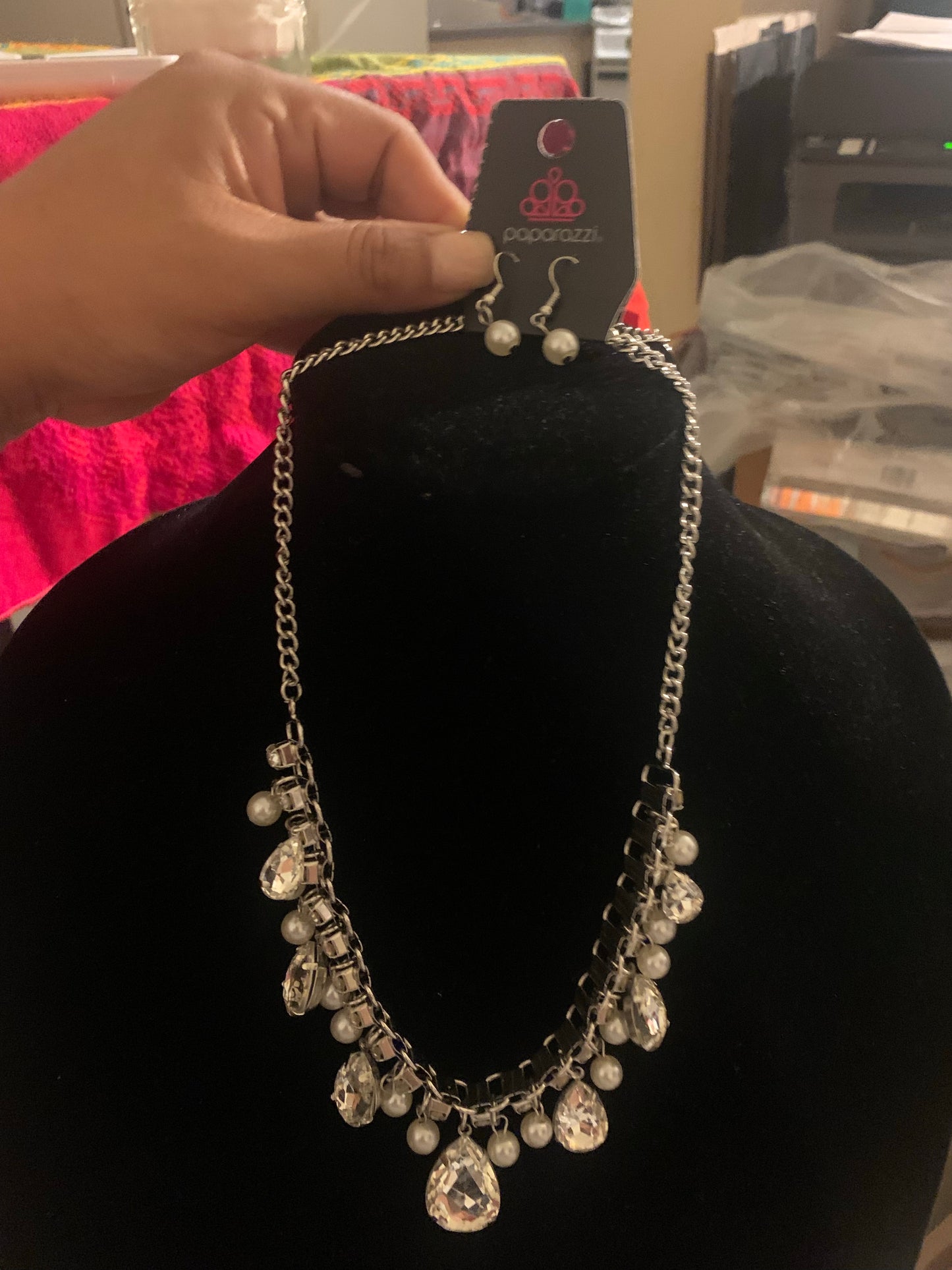 Knock out queen white necklace