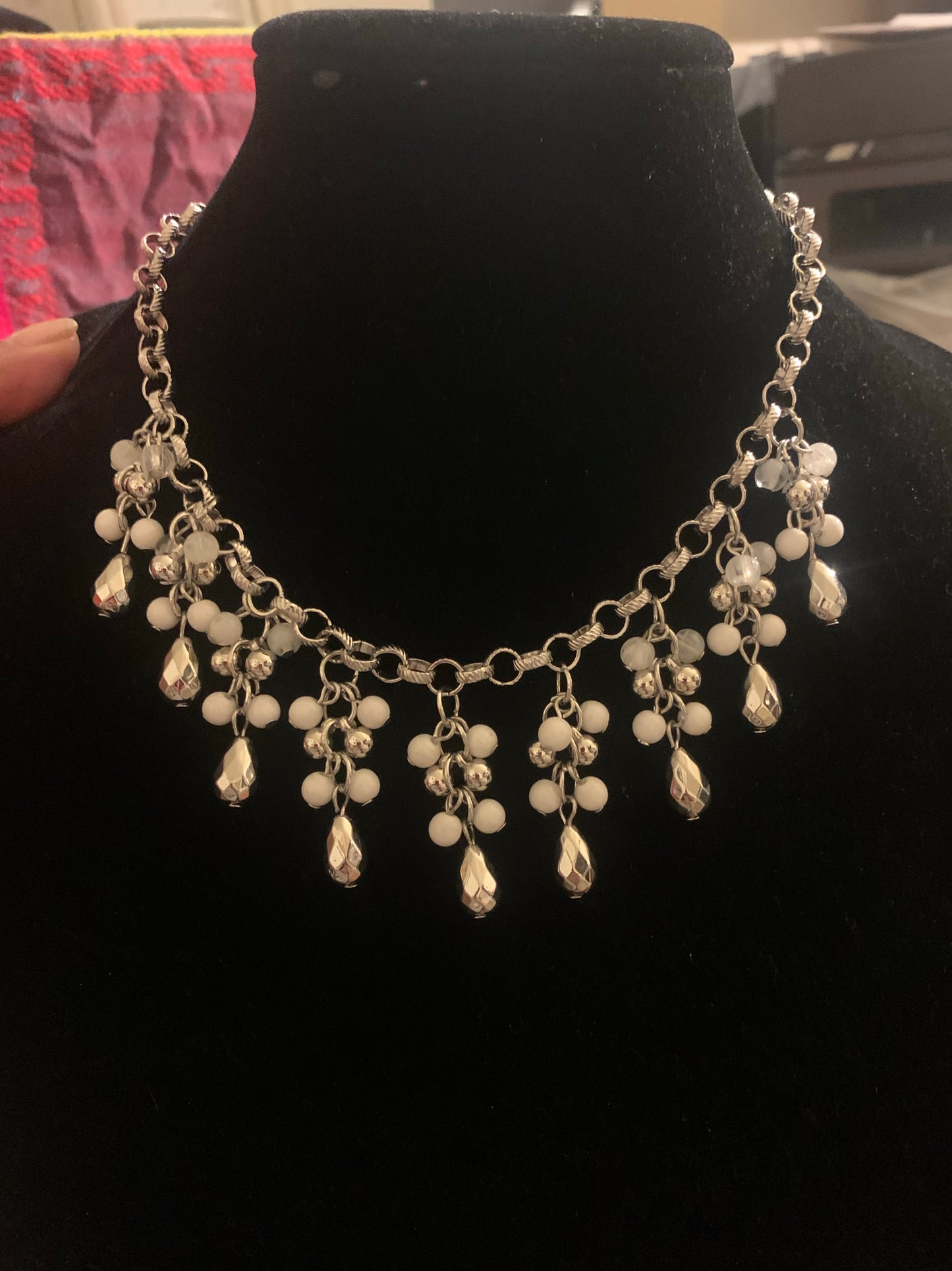 Necklace color white