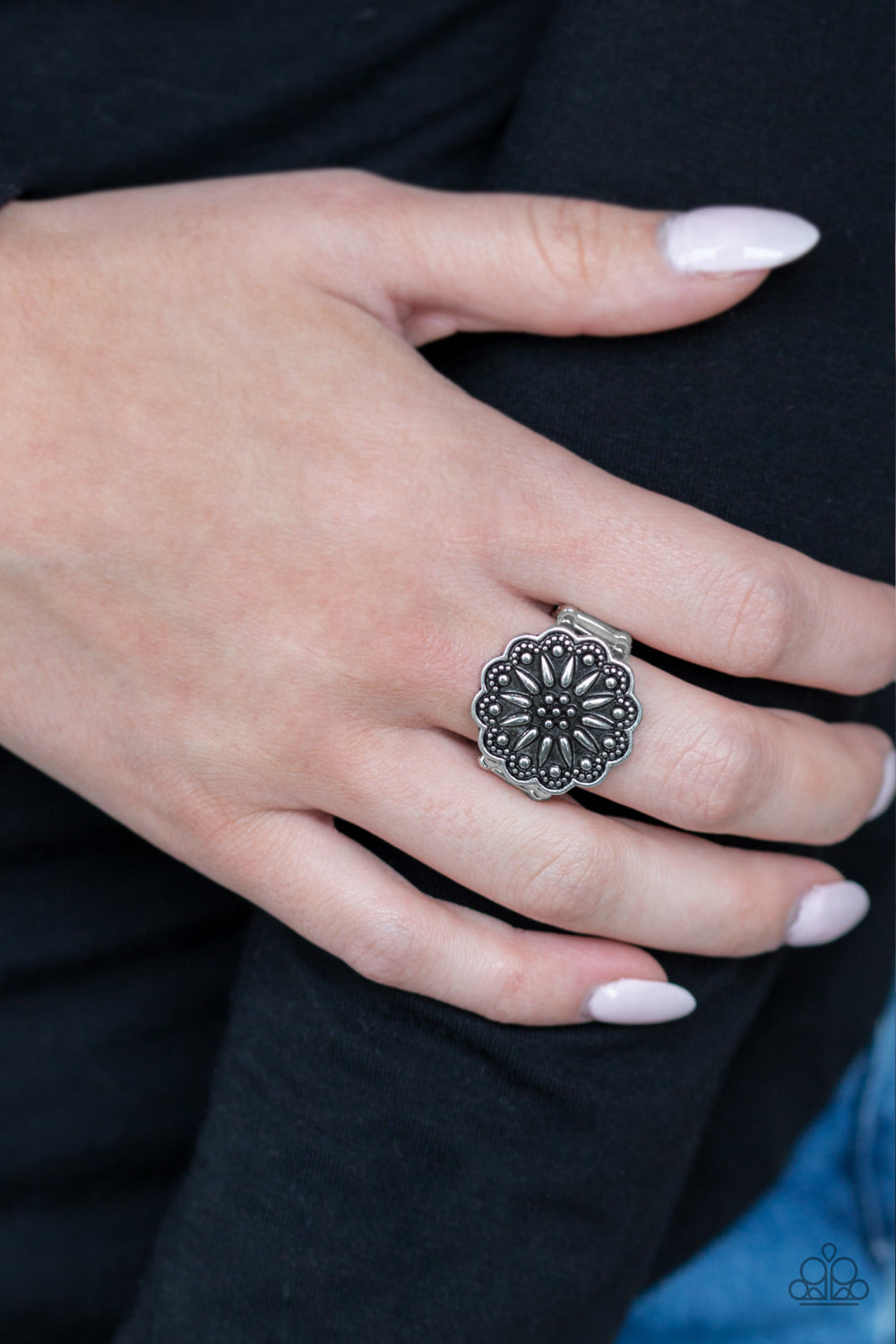 Ring color silver flower shaped