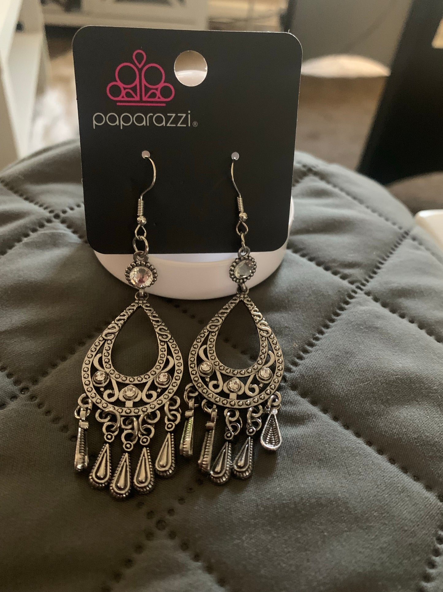 Paparazzi Earrings viva la Diva white