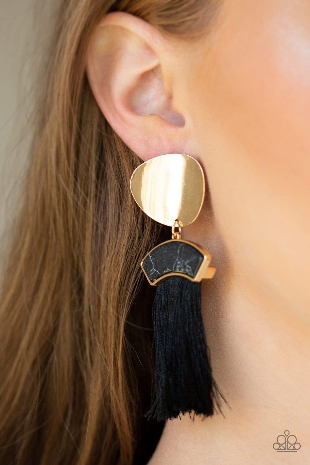 Earrings color gold with black tazo