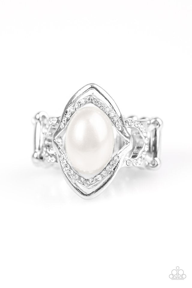 Ladies ring color silver with a white pearl