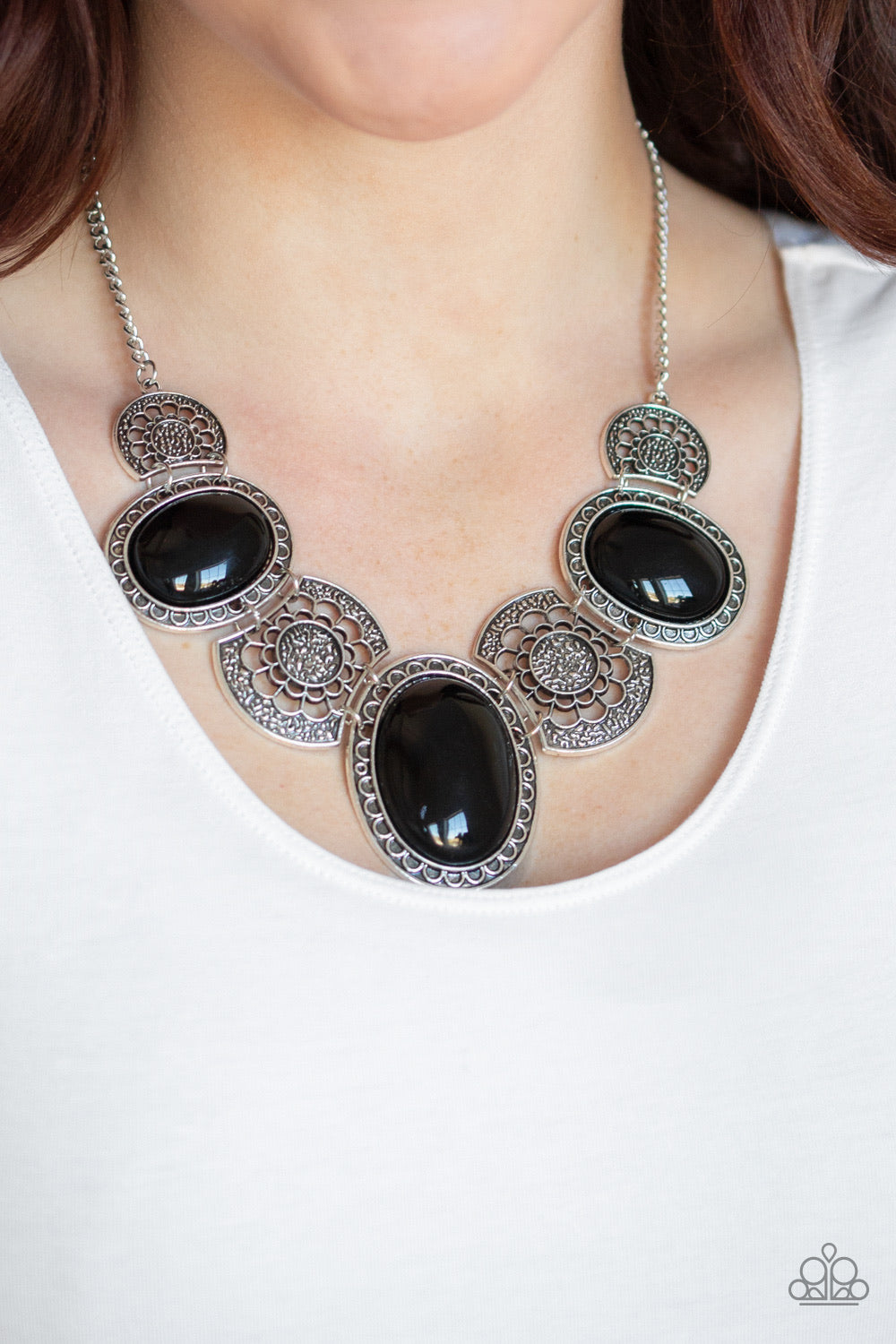 The Medallion-aire - Black necklace