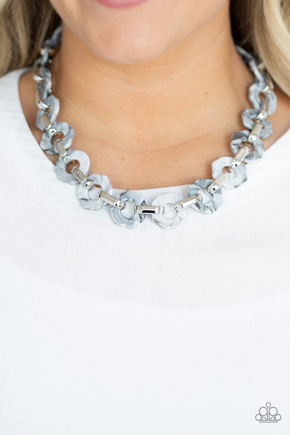 Fashionista fever color  silver necklace