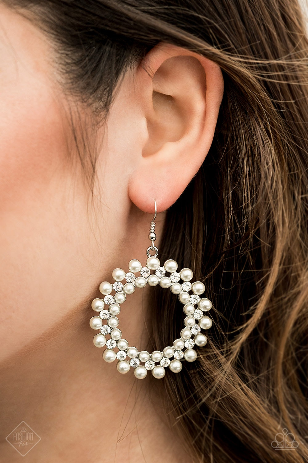 Pearly Poise white earrings